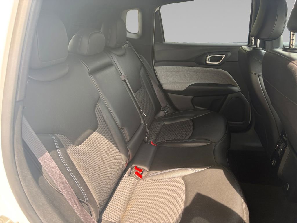 Used 2024 Jeep Compass Latitude AWD/4WD image 16