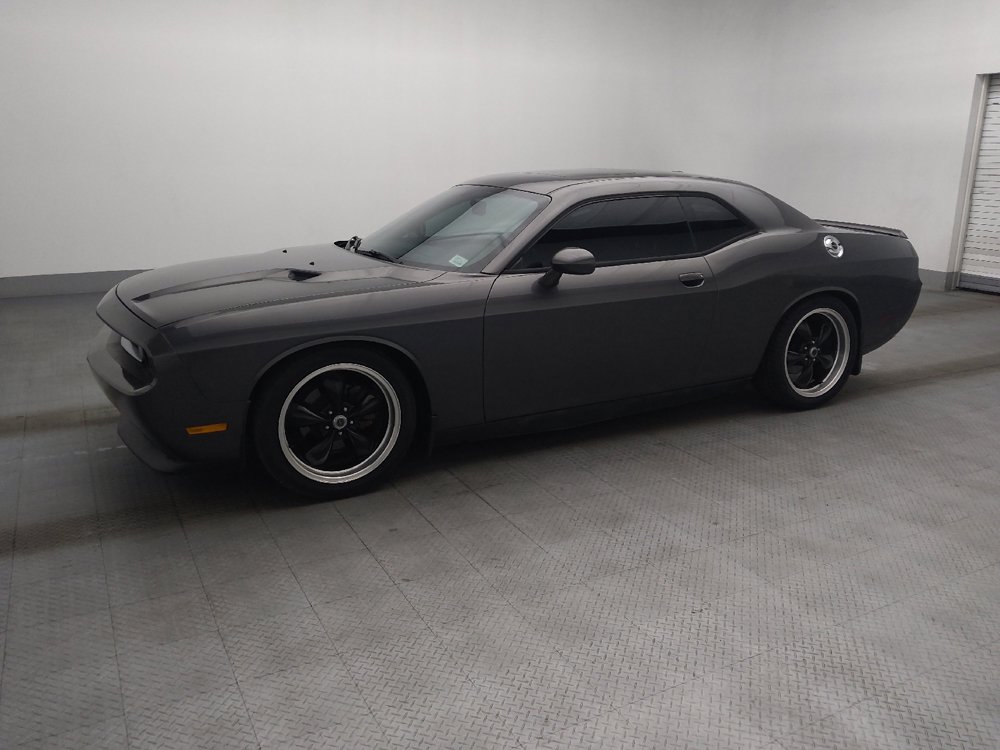 Used 2014 Dodge Challenger SXT w/ Sport Appearance Package RWD image 2