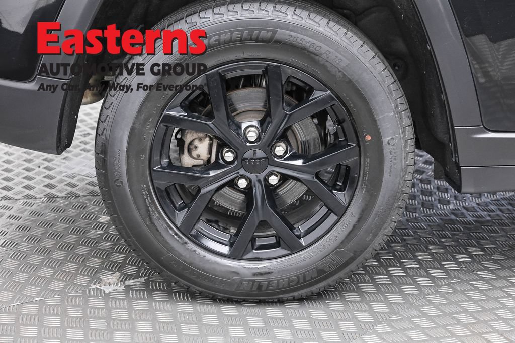 Used 2025 Jeep Grand Cherokee Altitude AWD/4WD image 31