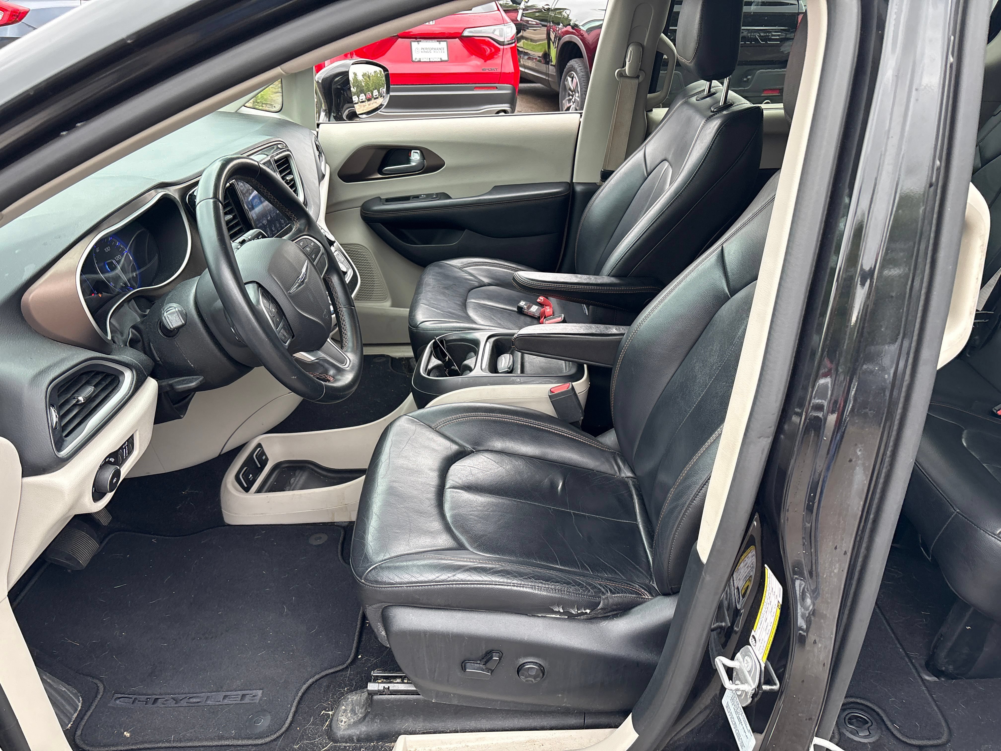 Used 2017 Chrysler Pacifica Touring-L FWD image 6