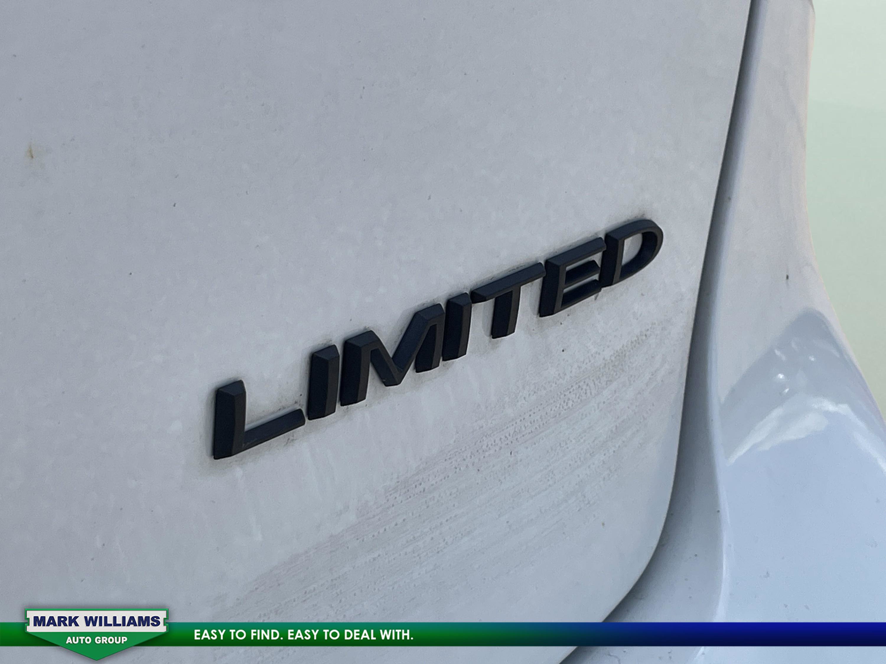 Used 2024 Chrysler Pacifica Limited w/ S Appearance Package image 9