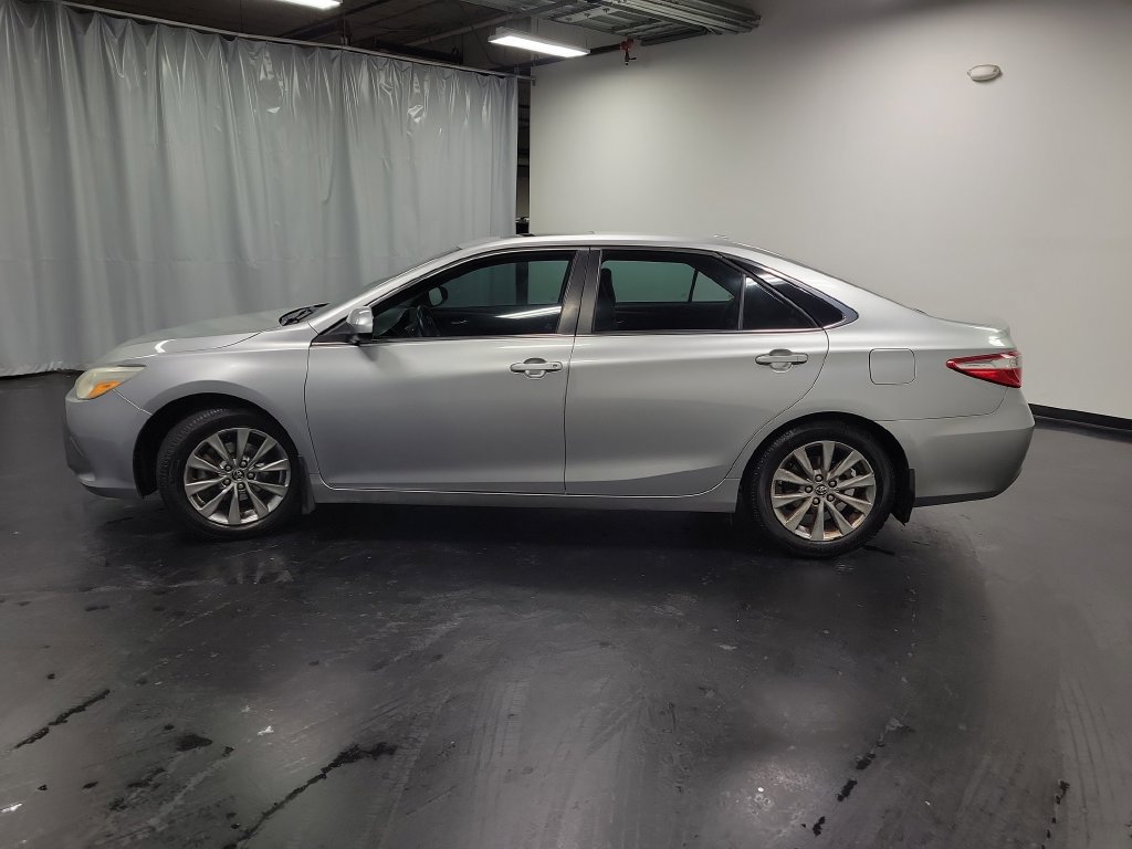Used 2015 Toyota Camry XLE w/ Moonroof Package FWD image 5