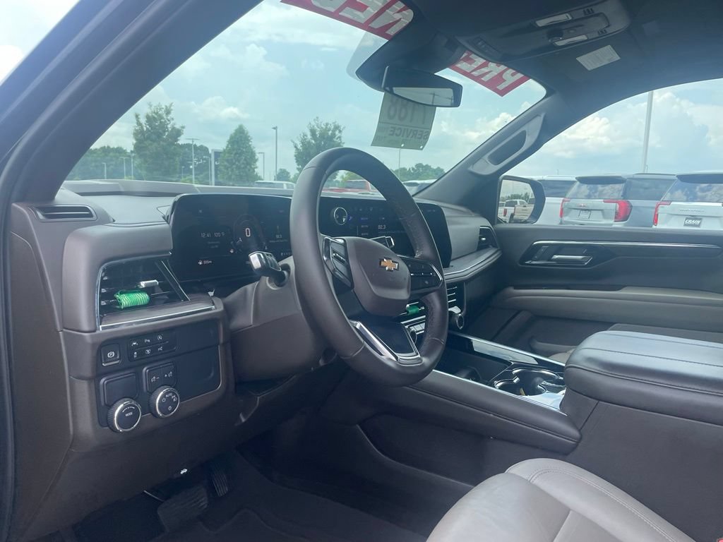 Used 2025 Chevrolet Suburban LT RWD image 9