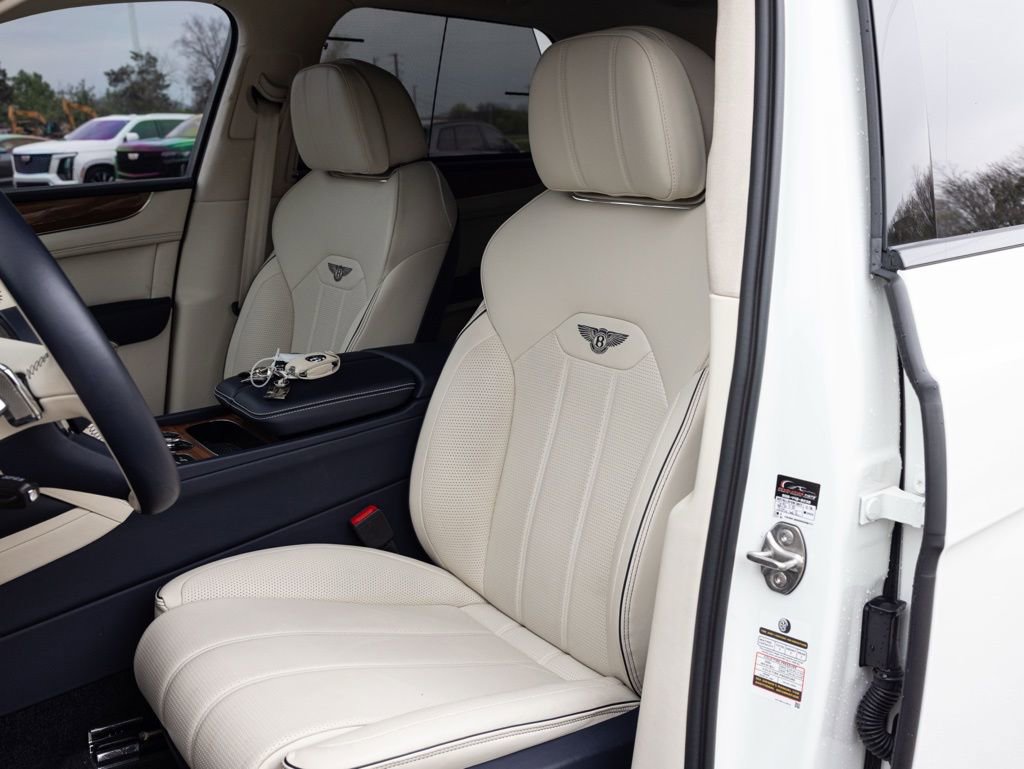 Used 2024 Bentley Bentayga image 30