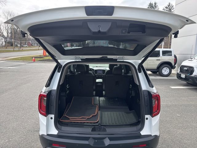 Used 2023 GMC Acadia AT4 w/ Technology Package image 9