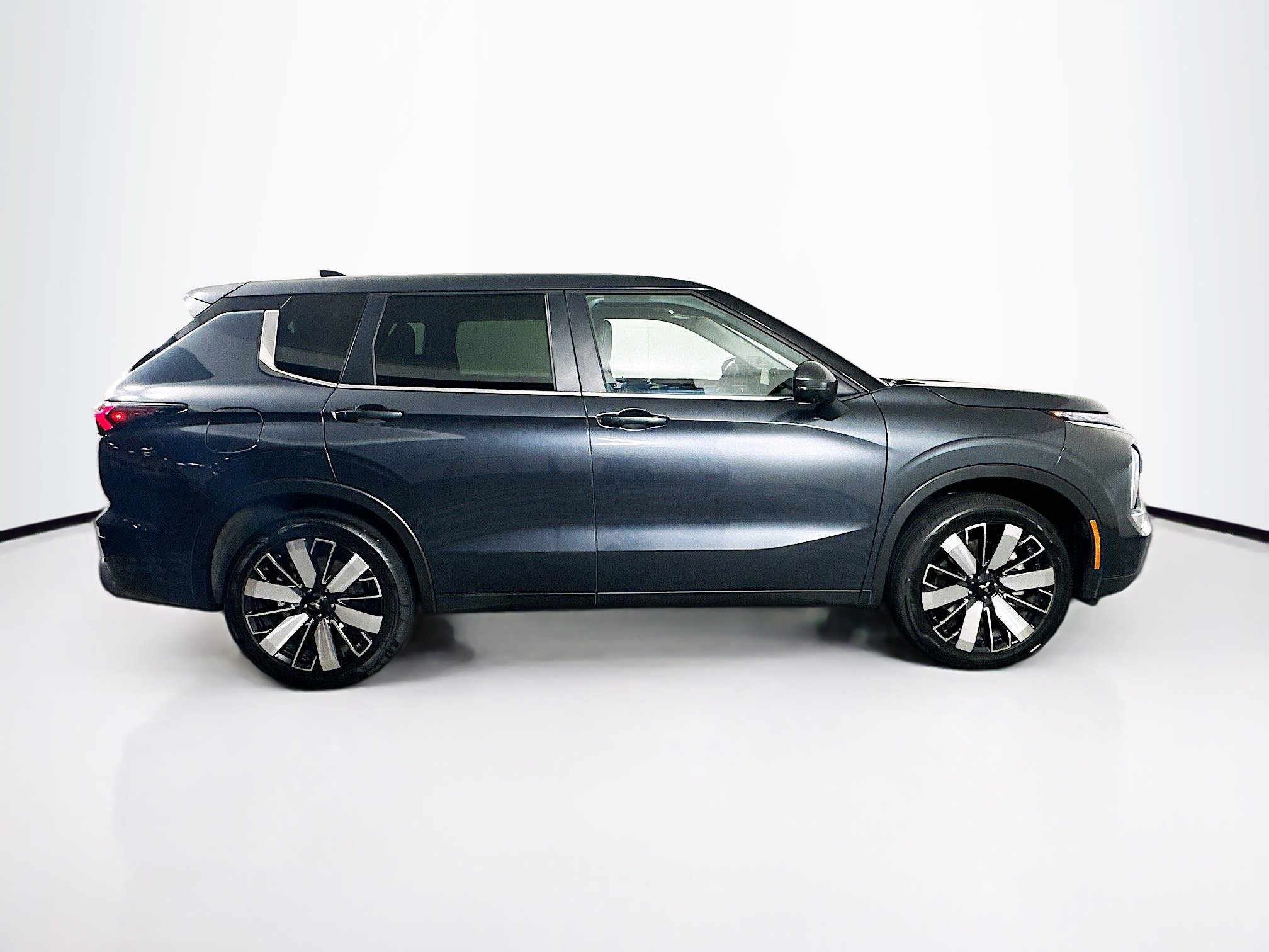 Used 2025 Mitsubishi Outlander SE image 10