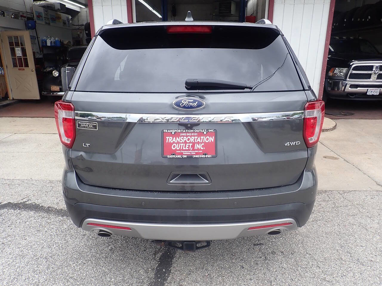 Used 2017 Ford Explorer XLT w/ Equipment Group 202A AWD/4WD image 17