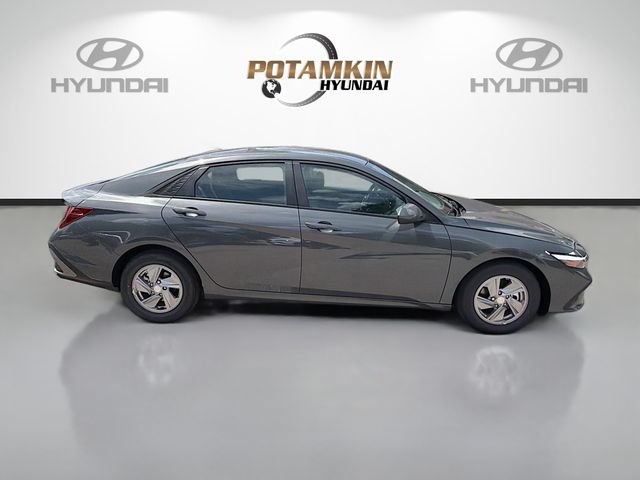 New 2026 Hyundai Elantra SE FWD image 4