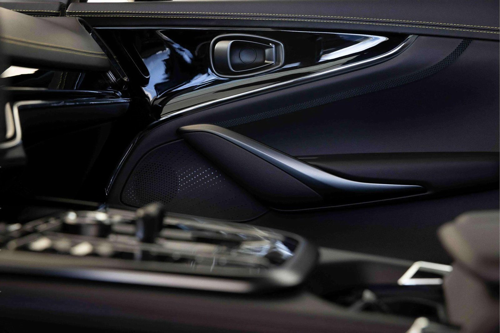 New 2025 Aston Martin DBX 707 image 19