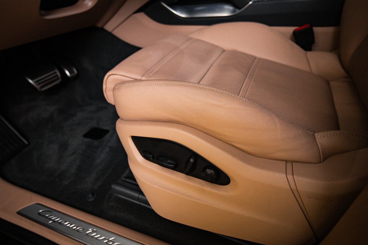 Certified 2022 Porsche Cayenne Turbo S AWD/4WD image 14