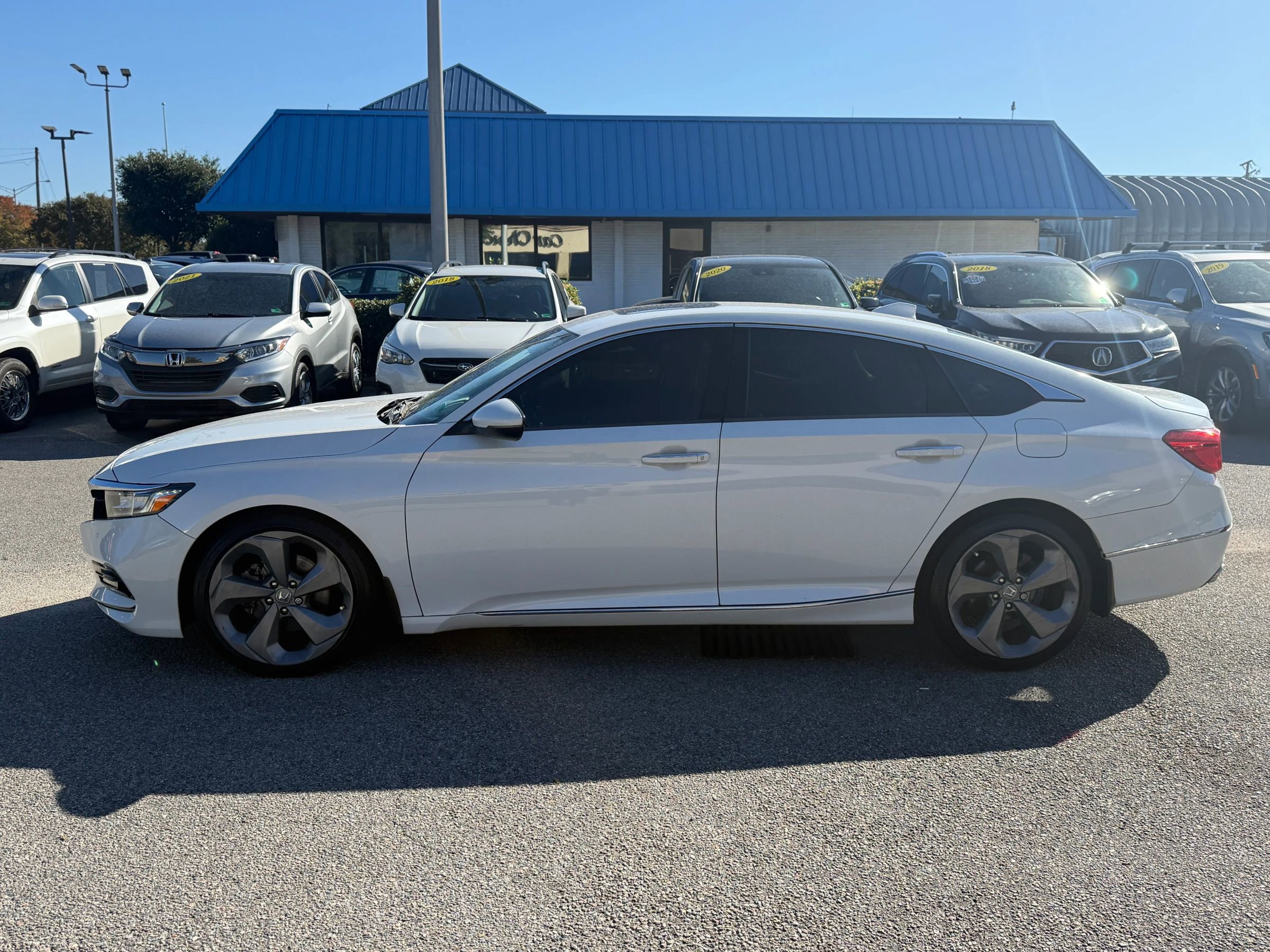 Used 2018 Honda Accord Touring image 2