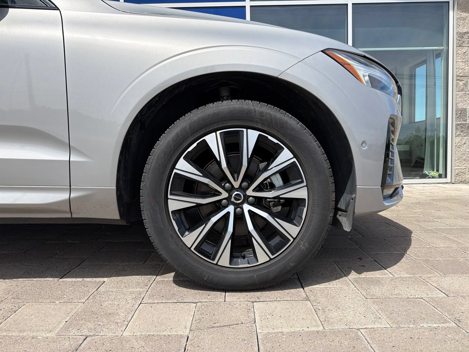 Used 2025 Volvo XC60 B5 Plus AWD/4WD image 8