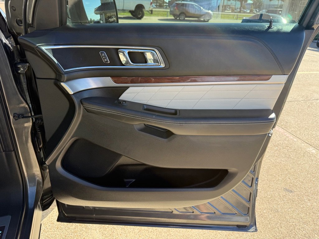 Used 2018 Ford Explorer Platinum AWD/4WD image 27