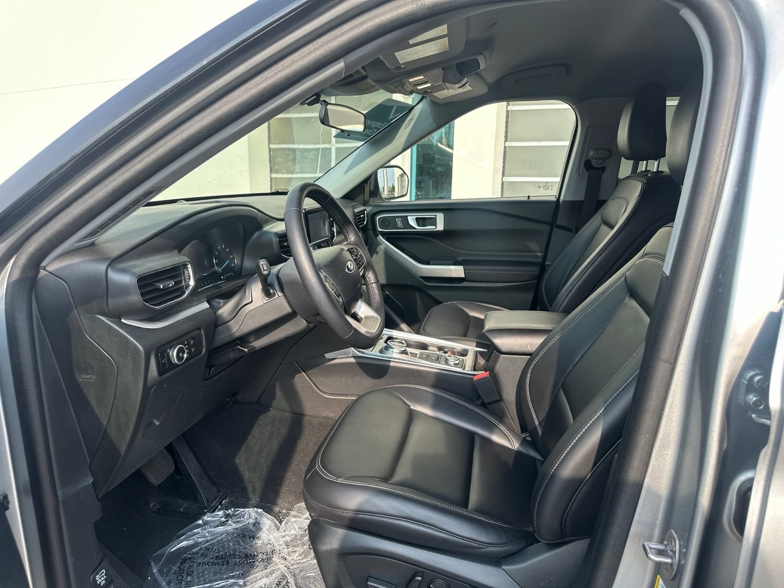 Used 2024 Ford Explorer XLT w/ Equipment Group 202A AWD/4WD image 6