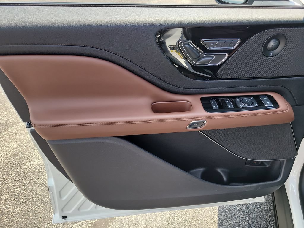 Used 2025 Lincoln Aviator Reserve w/ Jet Appearance Package RWD image 16