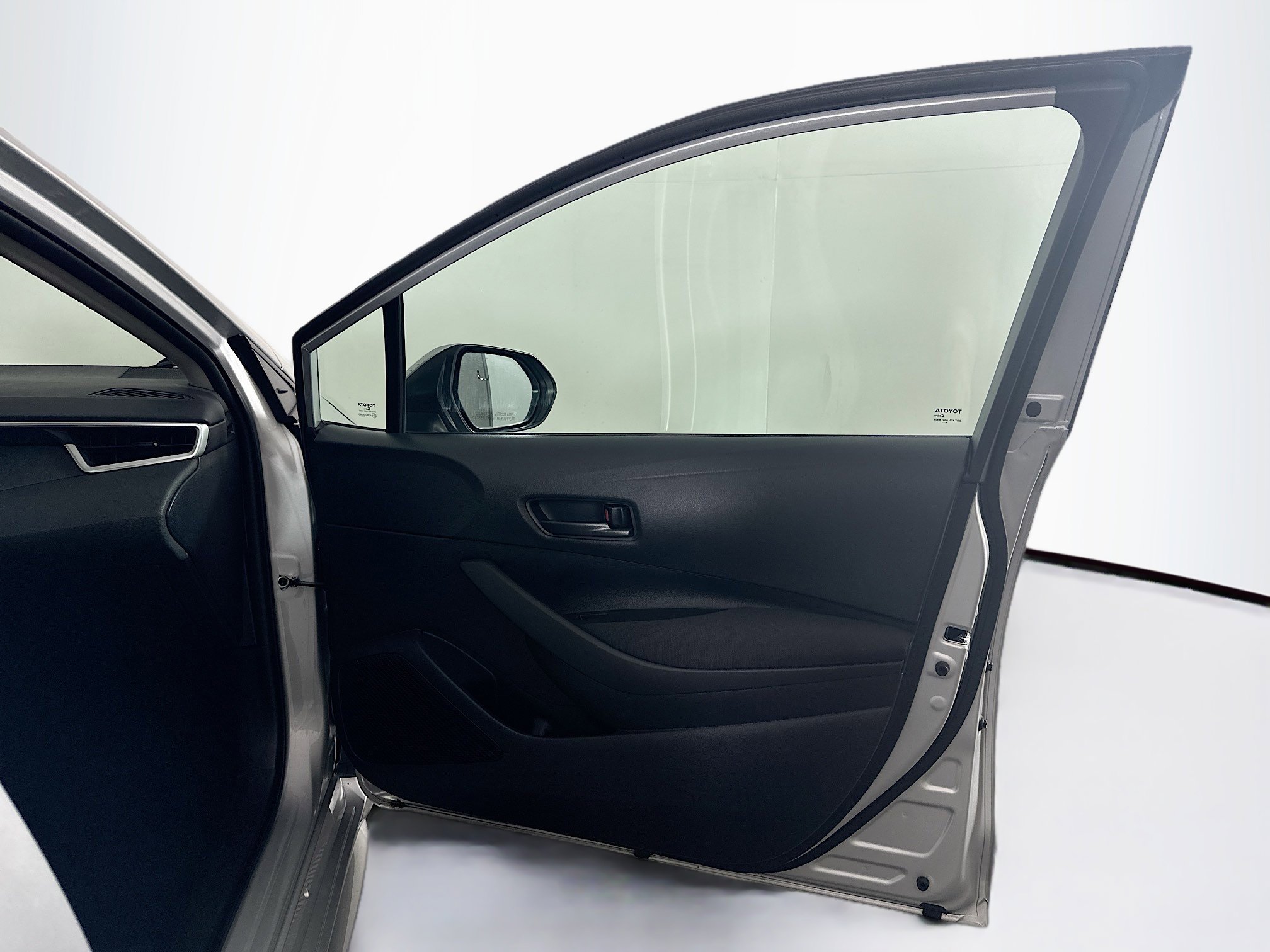 Used 2025 Toyota Corolla LE image 30