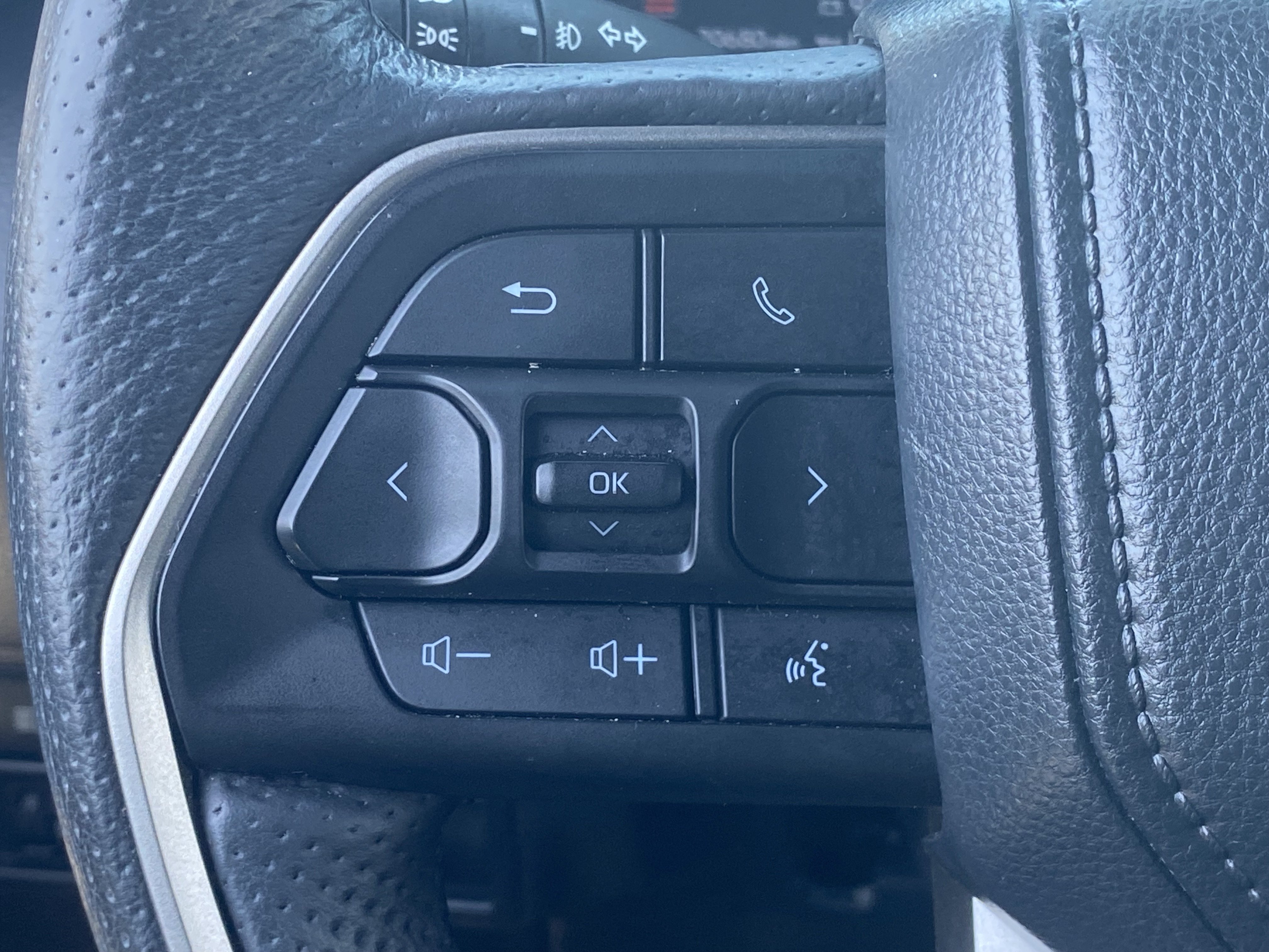 Used 2025 Toyota Sequoia SR5 w/ SR5 Premium Package AWD/4WD image 22