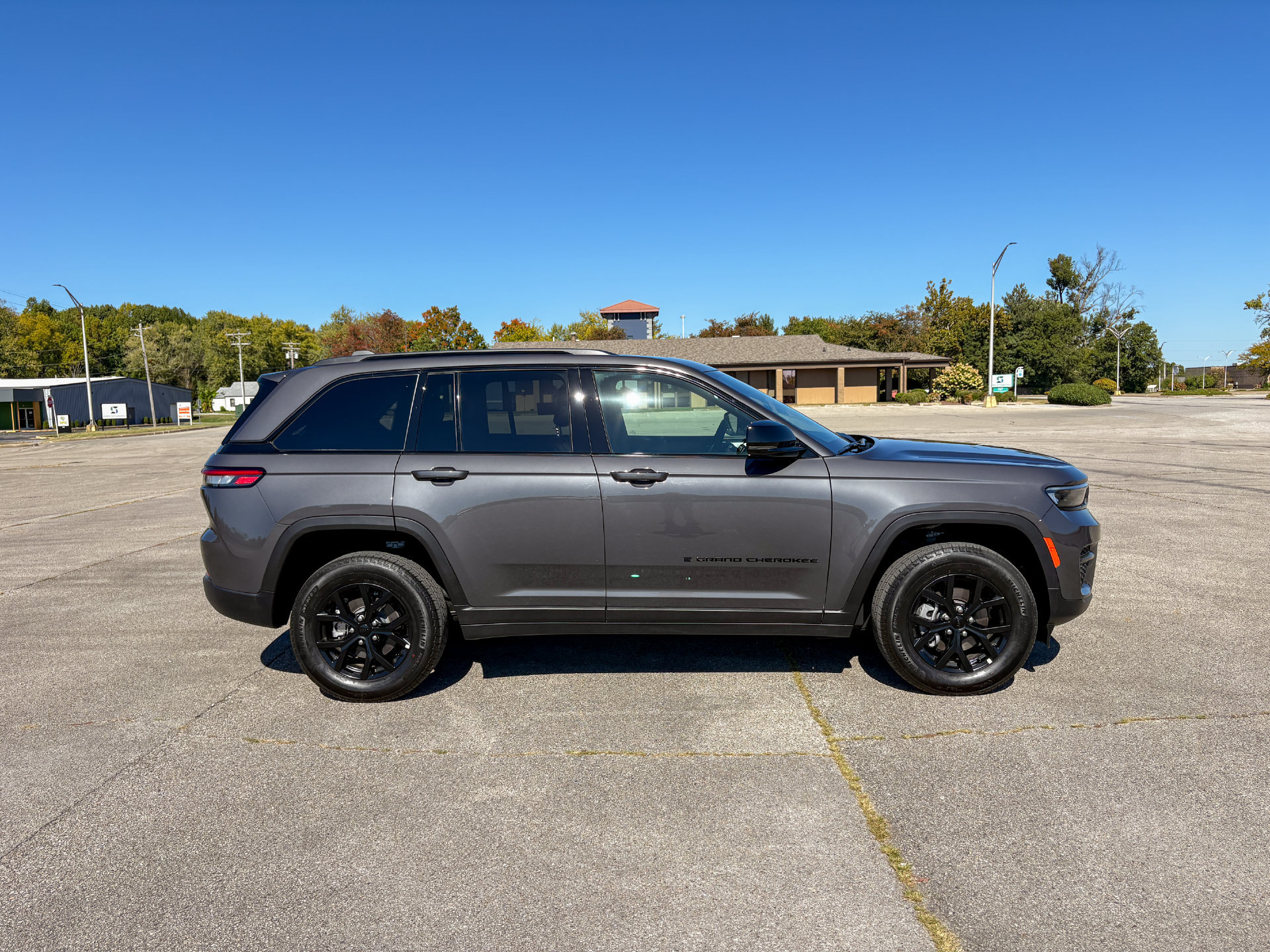 Used 2025 Jeep Grand Cherokee Altitude AWD/4WD image 9