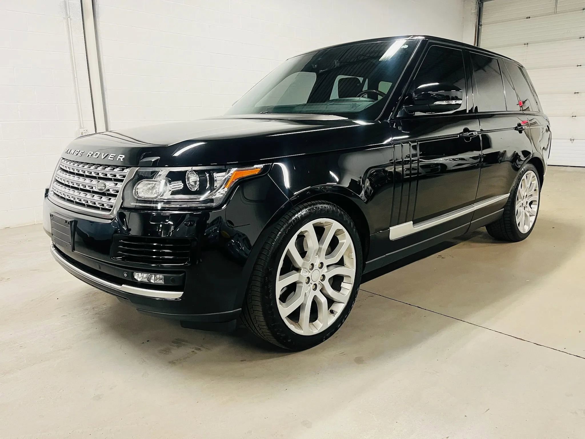 Used 2015 Land Rover Range Rover Supercharged AWD/4WD image 2