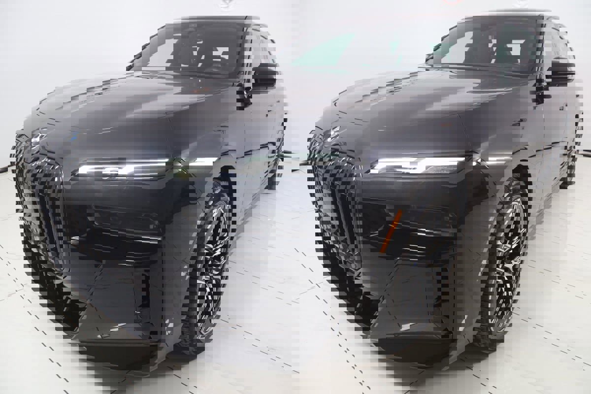 Used 2023 BMW 740i w/ Parking Assistance Package image 75