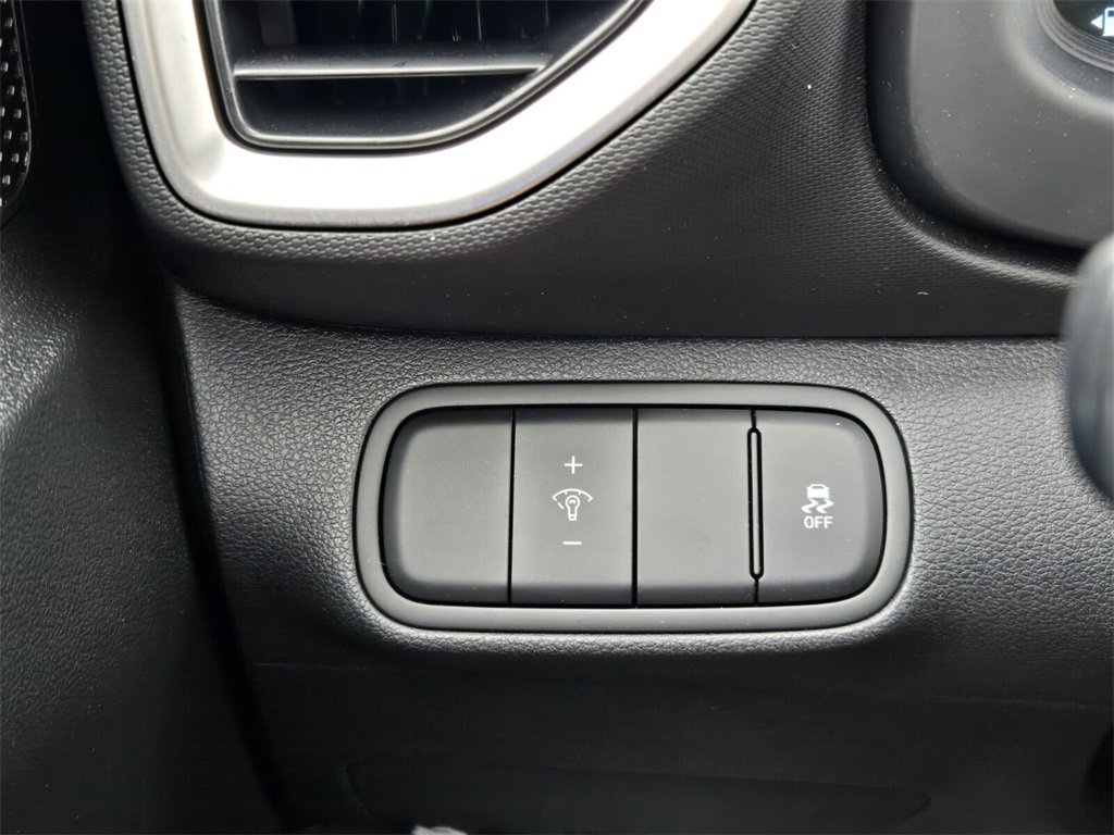 Certified 2025 Hyundai Venue SEL image 30