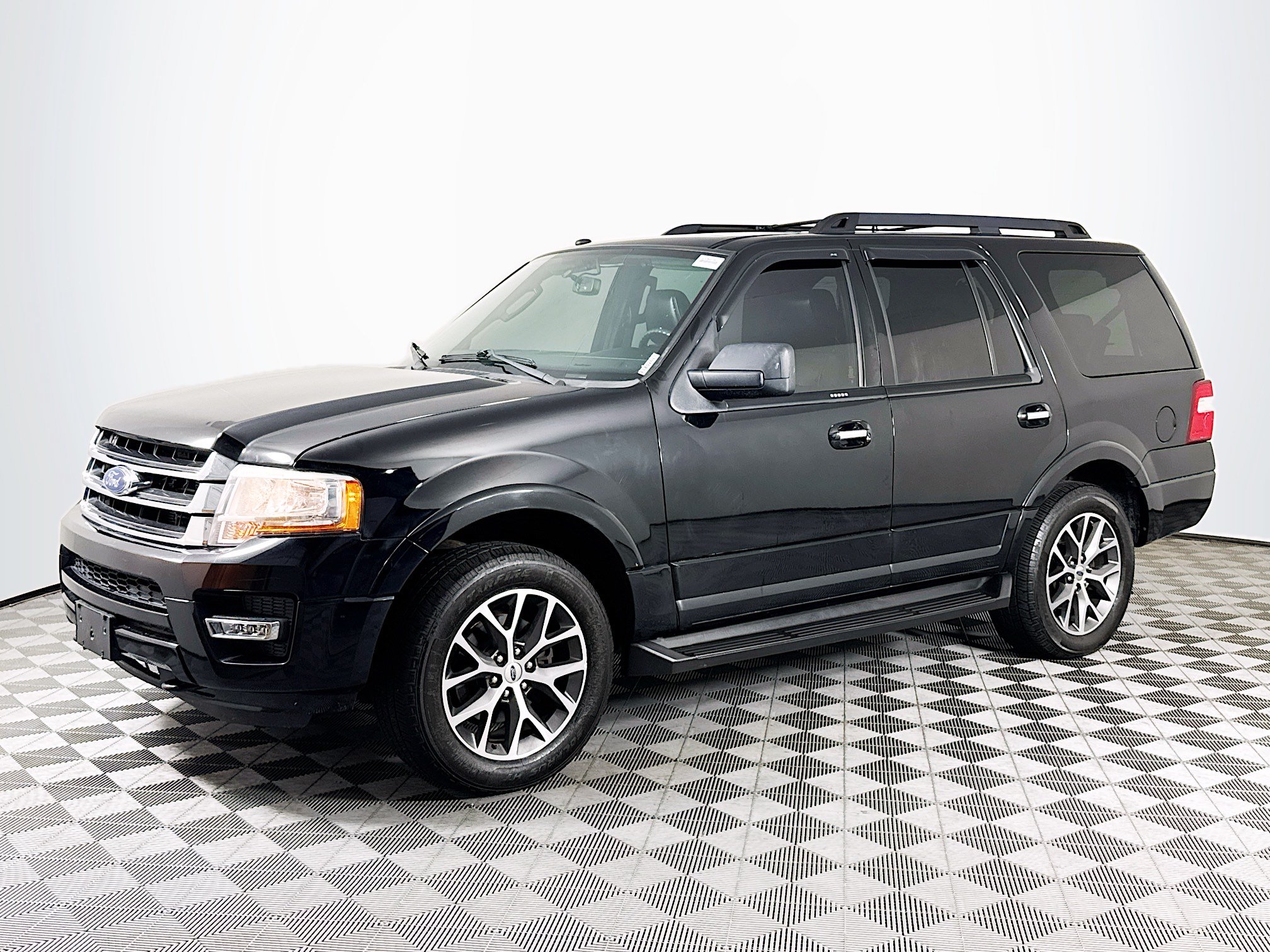Used 2017 Ford Expedition XLT w/ Equipment Group 202A AWD/4WD image 4