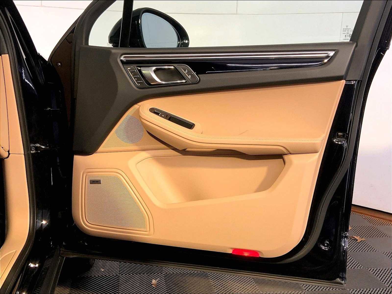 Certified 2025 Porsche Macan image 26