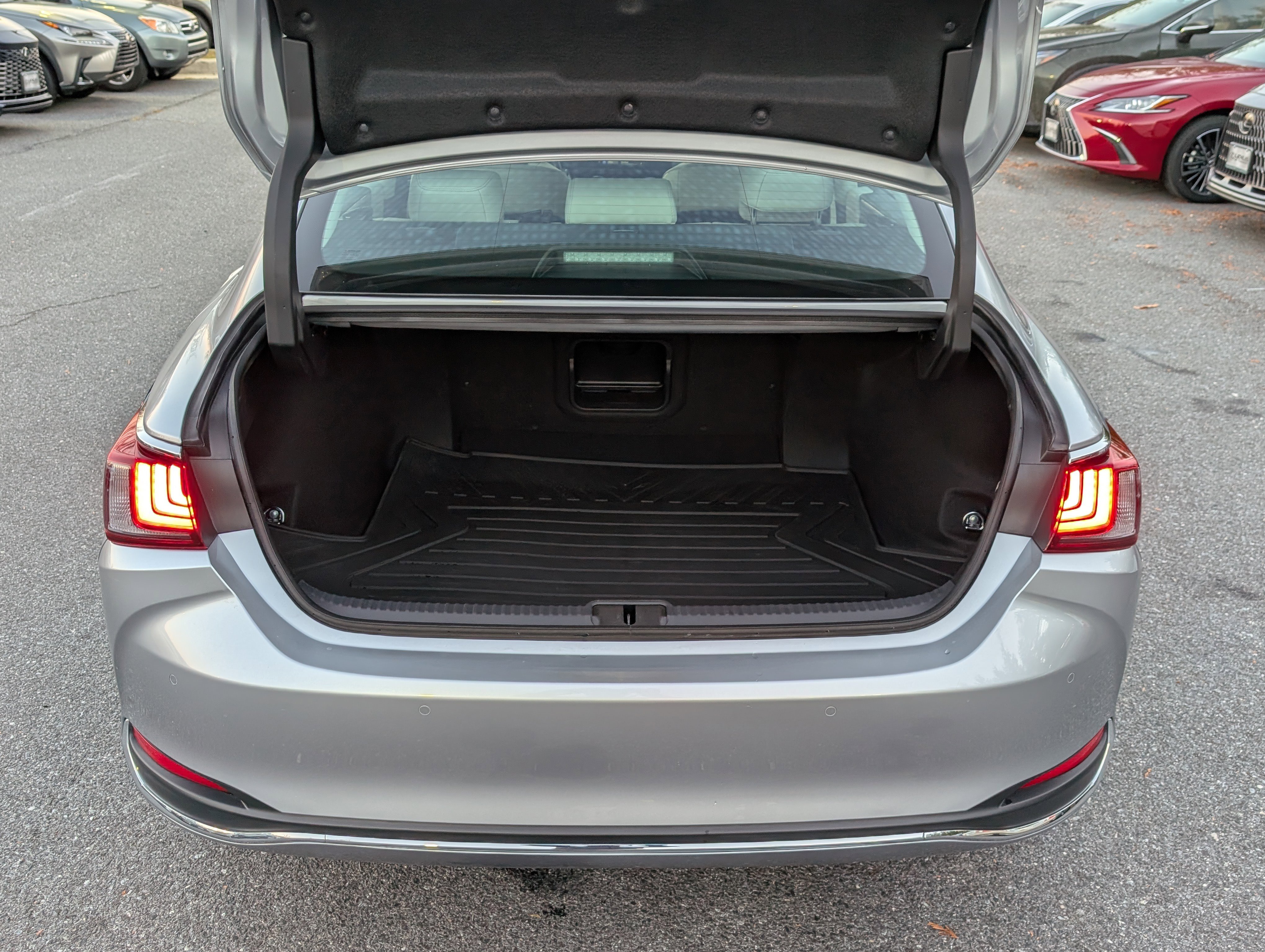 Certified 2025 Lexus ES 300h w/ Premium Package image 13