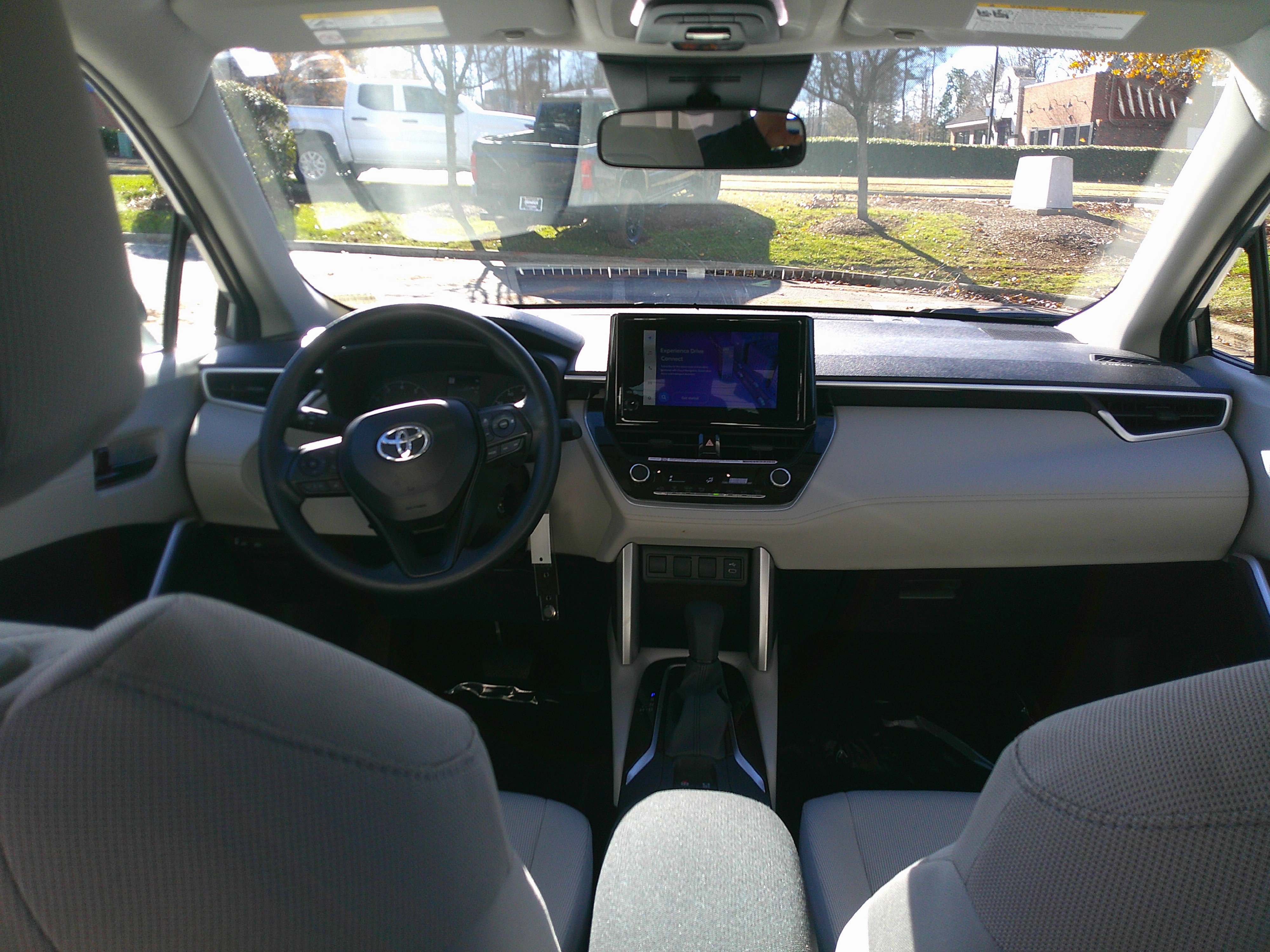 Used 2025 Toyota Corolla Cross L image 31