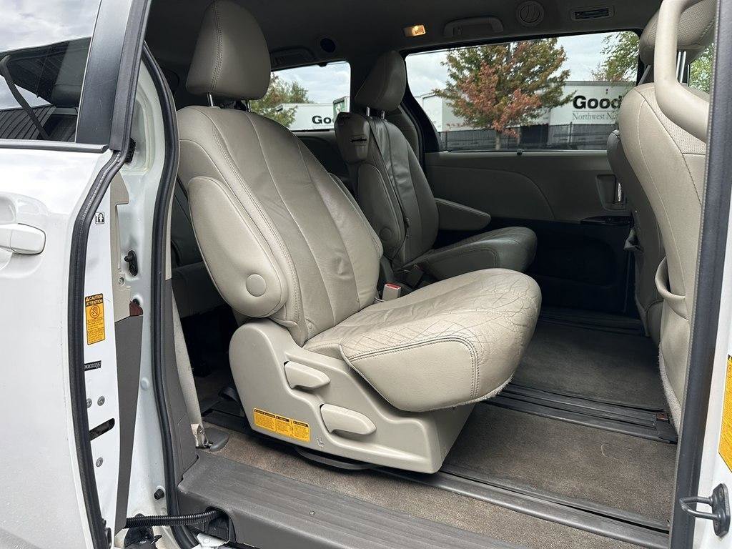 Used 2013 Toyota Sienna XLE FWD image 22