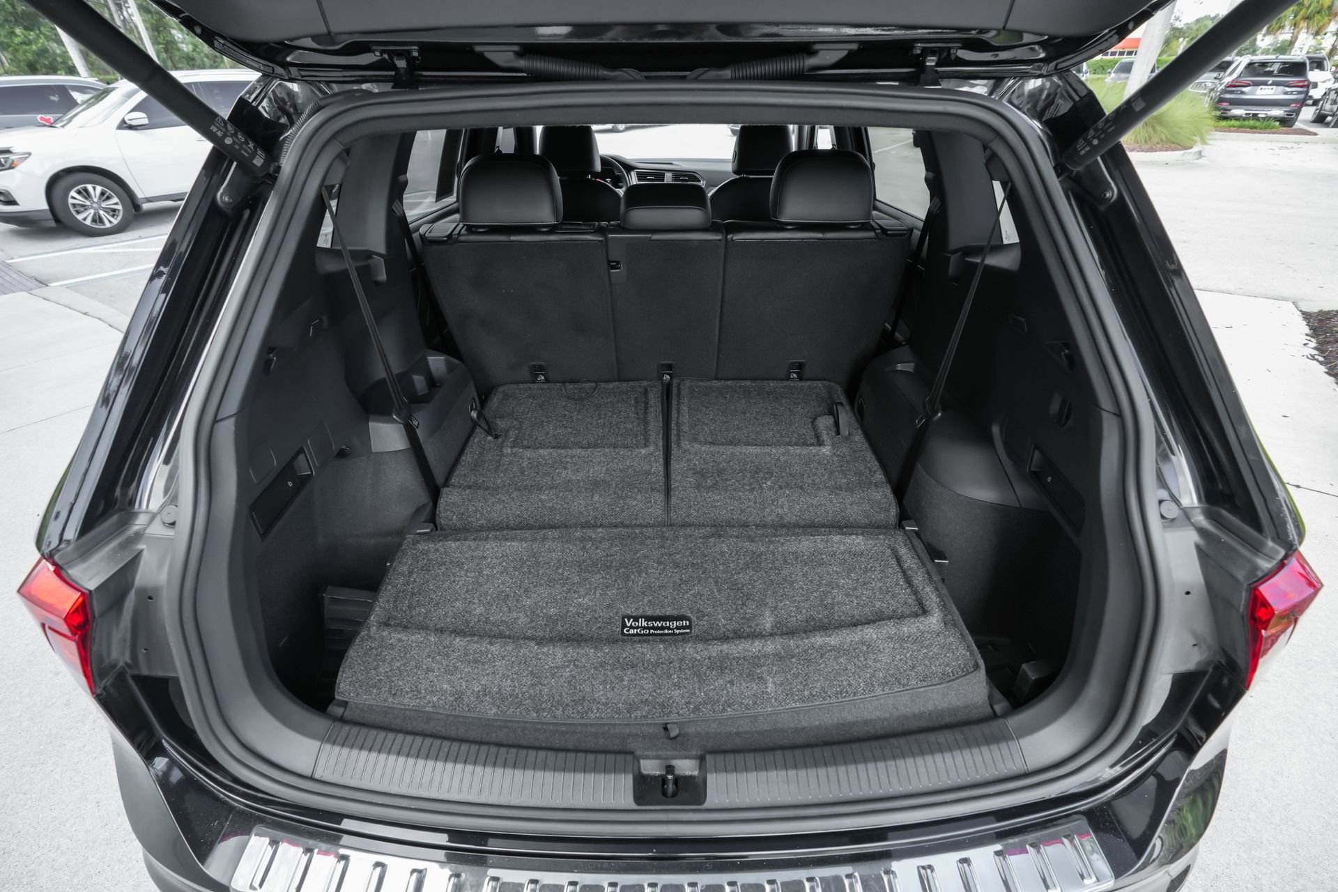 Used 2022 Volkswagen Tiguan SE R-Line image 40