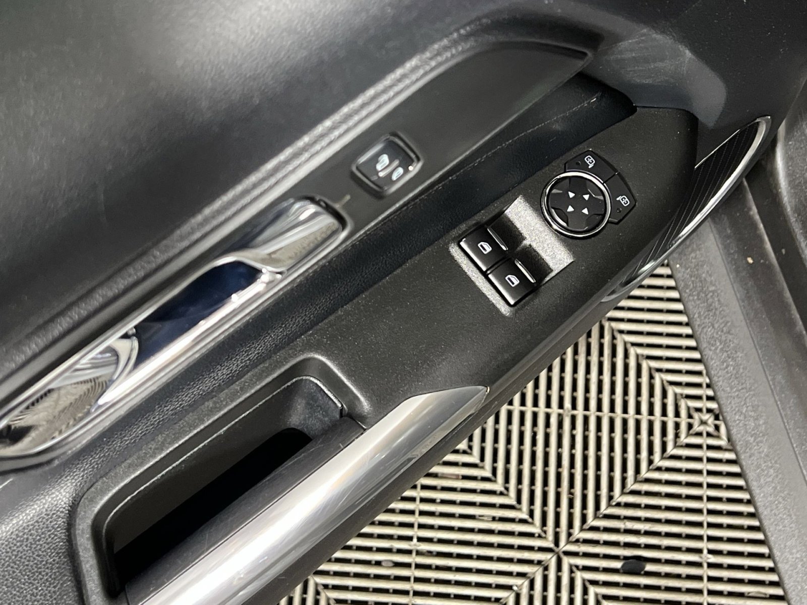 Used 2017 Ford Mustang Premium RWD image 15
