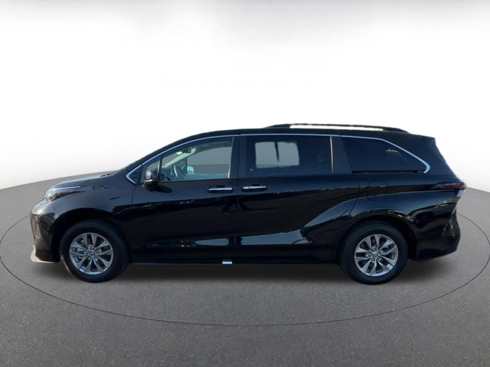 Used 2025 Toyota Sienna XLE FWD image 8