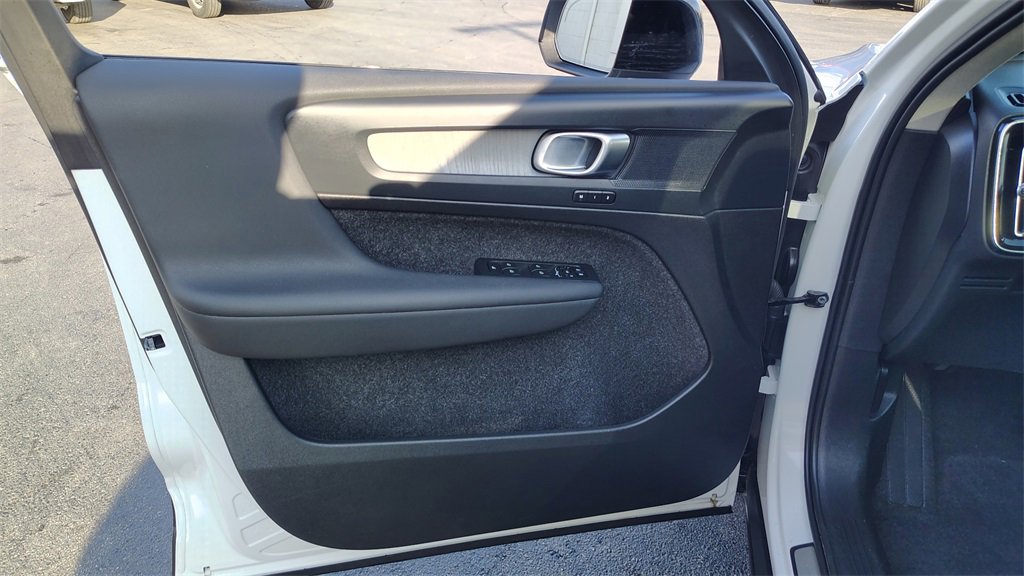 Certified 2025 Volvo XC40 B5 Plus image 8