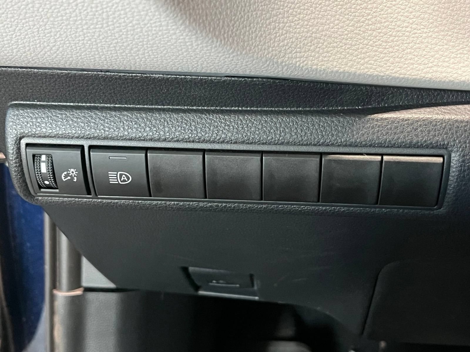 Used 2025 Toyota Corolla LE FWD image 33