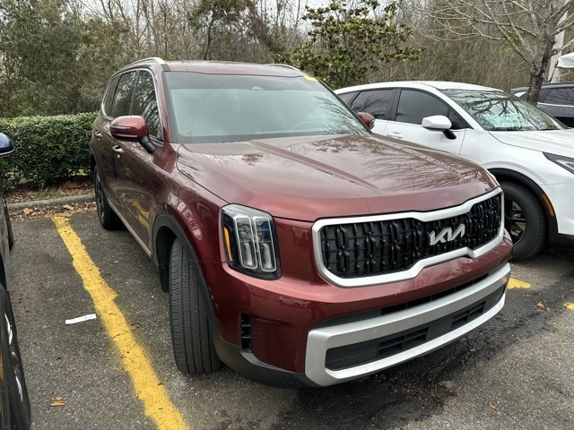 Used 2024 Kia Telluride EX w/ EX Captain's Chair Package image 10