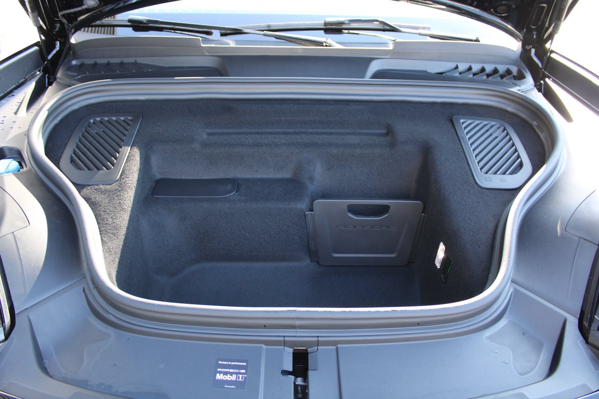 New 2026 Porsche Macan 4 Electric AWD/4WD image 25