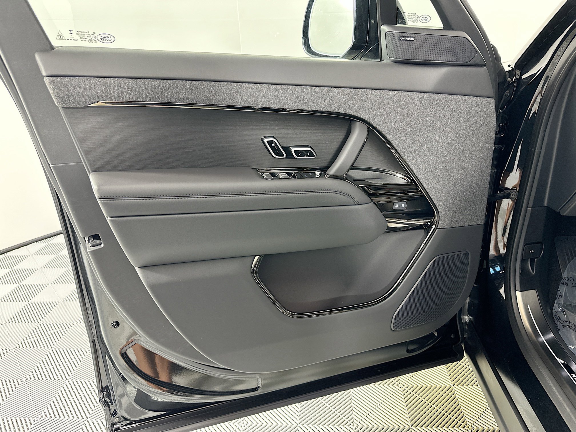 Used 2025 Land Rover Range Rover Sport Dynamic SE image 14