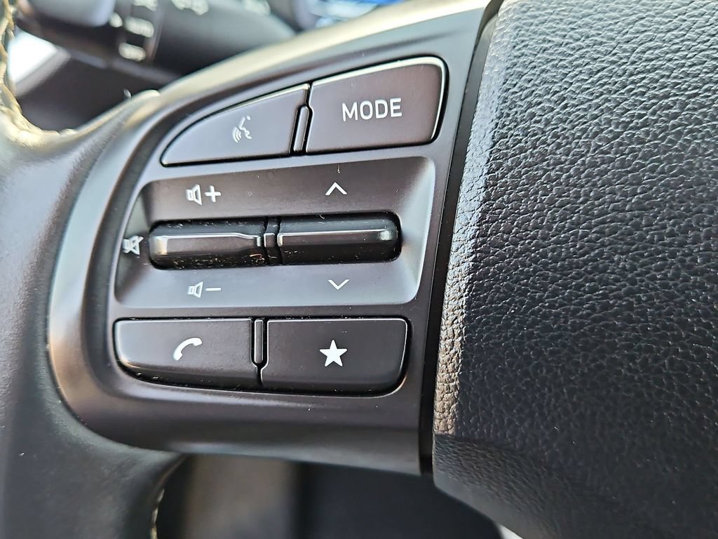 Used 2025 Hyundai Venue Limited FWD image 21