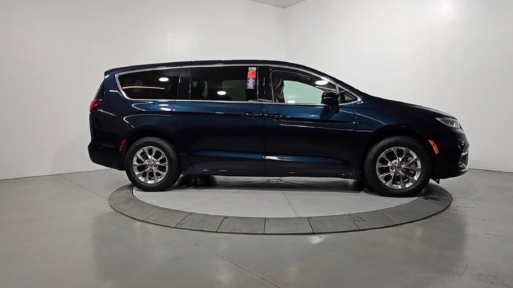 Used 2023 Chrysler Pacifica Touring-L AWD/4WD image 7