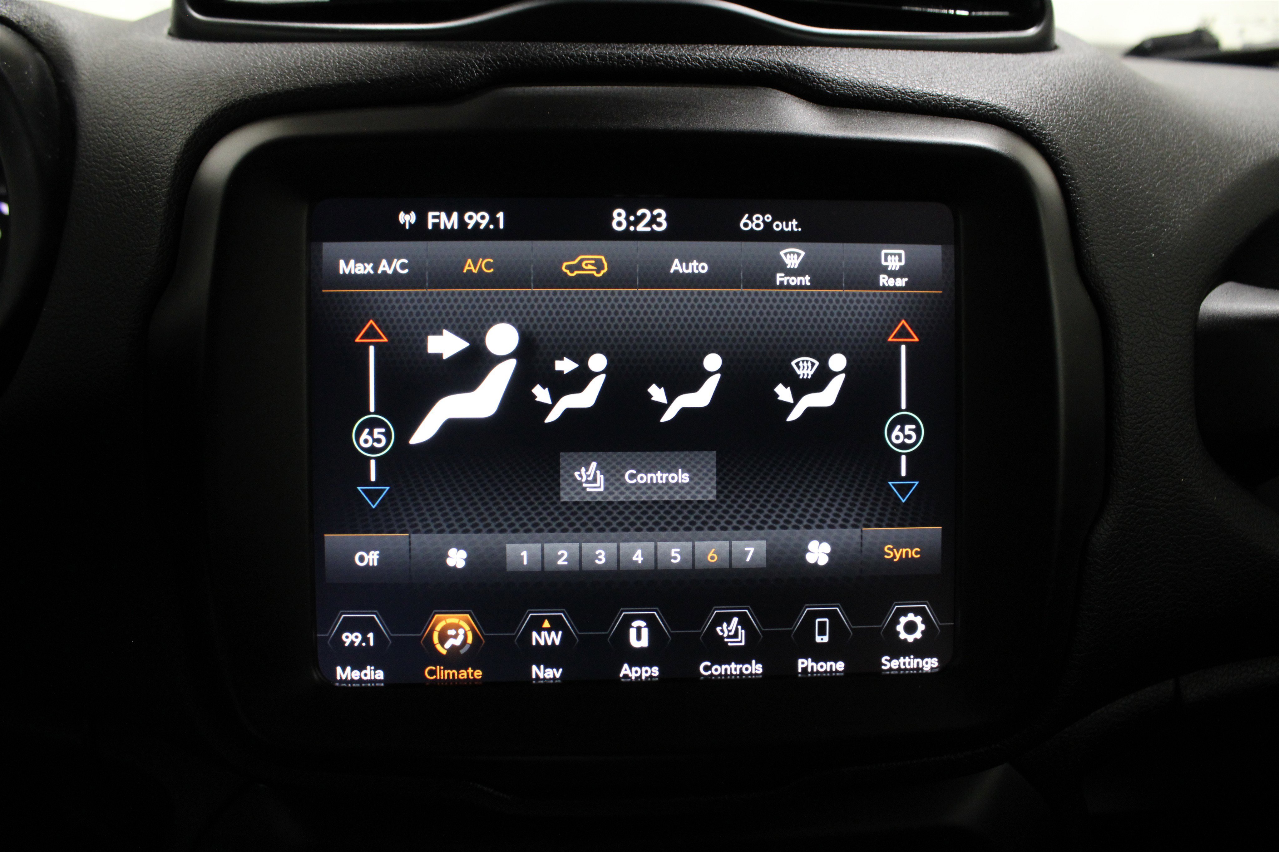 Used 2023 Jeep Renegade Latitude w/ Premium Group image 16