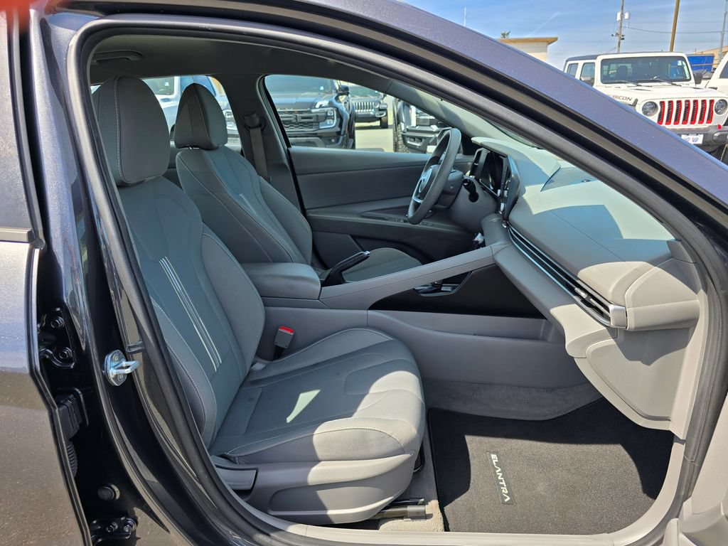 Used 2022 Hyundai Elantra SEL FWD image 11