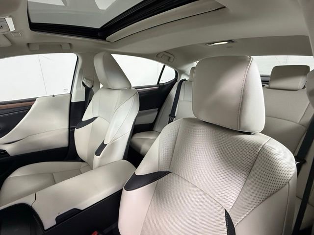 Used 2025 Lexus ES 300h w/ Premium Package image 16