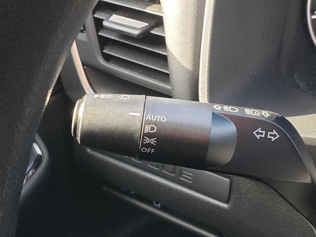 Used 2025 Nissan Rogue S image 38