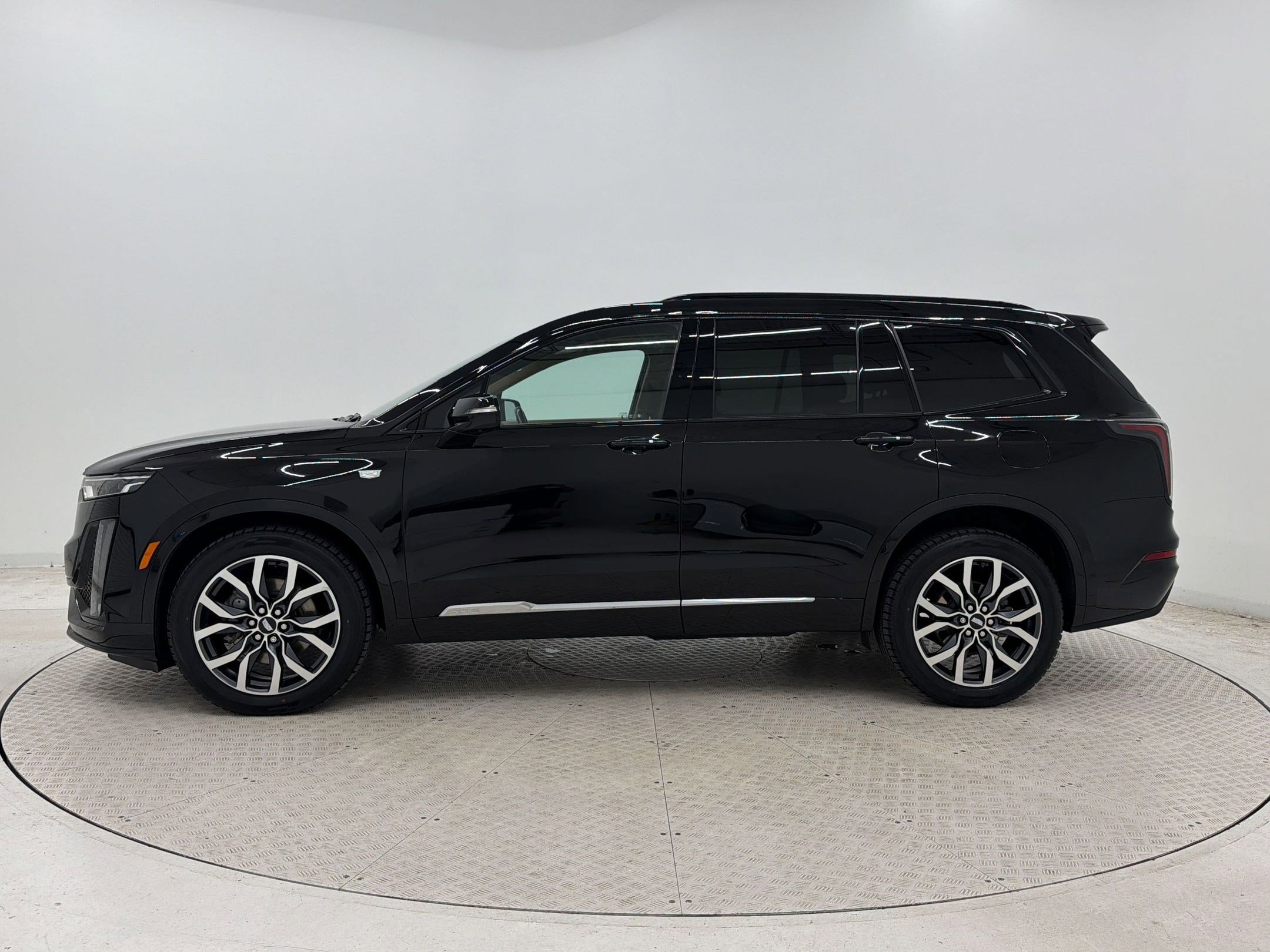 Used 2021 Cadillac XT6 Sport w/ Platinum Package AWD/4WD image 2