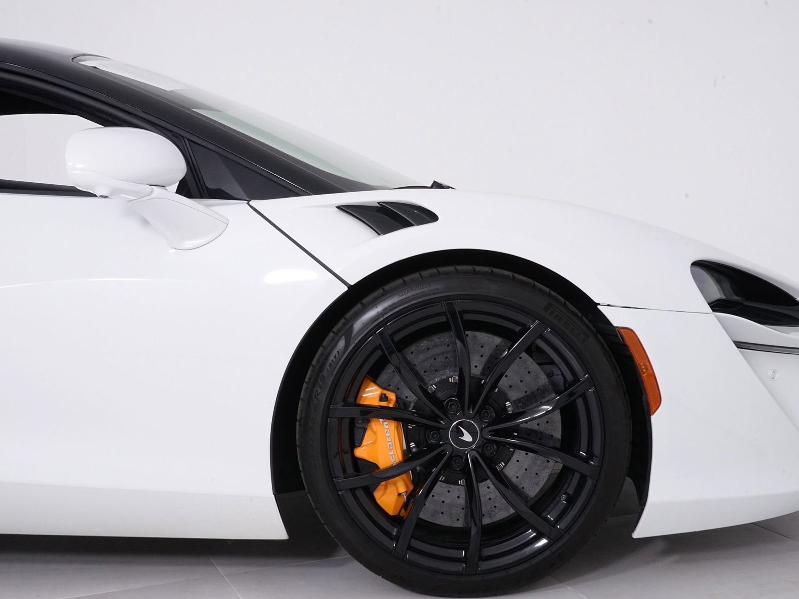 Used 2023 McLaren Artura RWD image 16