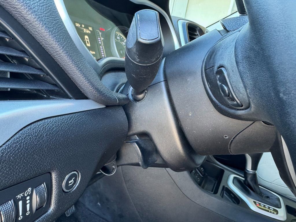 Used 2017 Jeep Cherokee Latitude w/ Comfort/Convenience Group image 41