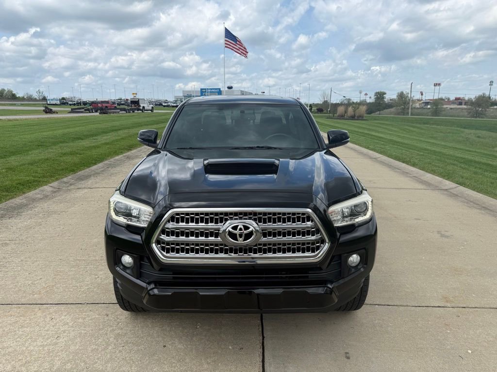 Used 2016 Toyota Tacoma TRD Sport w/ Premium & Technology Package AWD/4WD image 10
