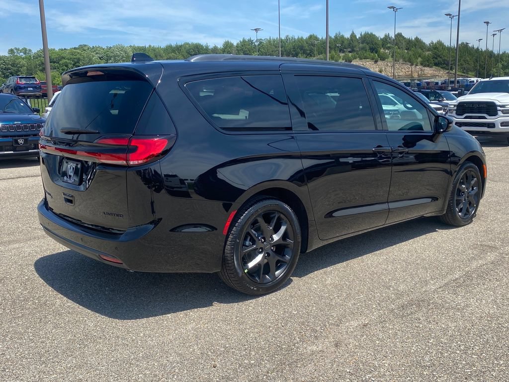 New 2027 Chrysler Pacifica Limited w/ S Appearance Package FWD image 6