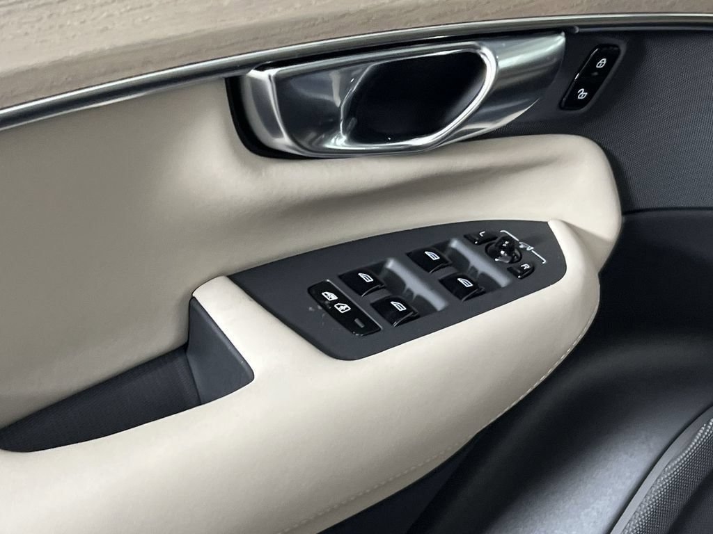 New 2026 Volvo XC90 B6 Plus w/ Protection Package Premier AWD/4WD image 13